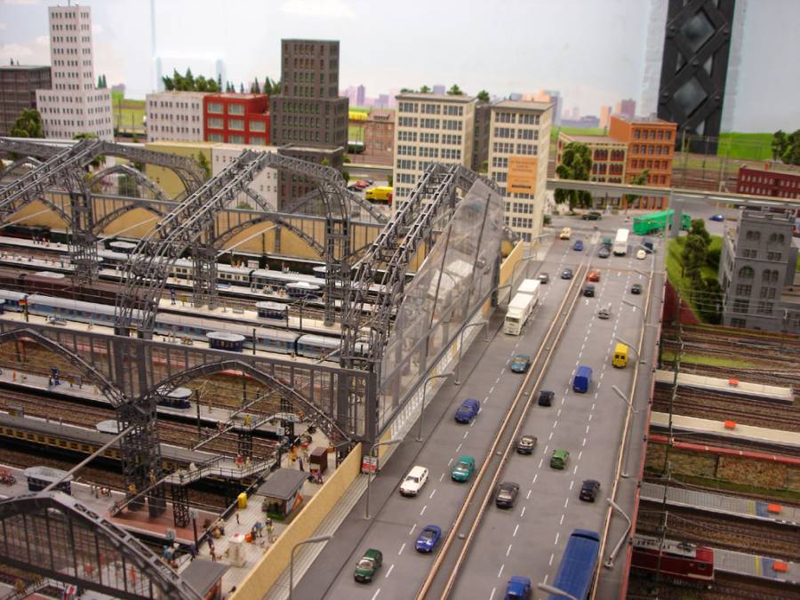 Zur Betrachtung der Stahlkonstruktion wurde der Bahnhof nicht überdacht Zur Betrachtung der Stahlkonstruktion wurde der Bahnhof nicht überdacht