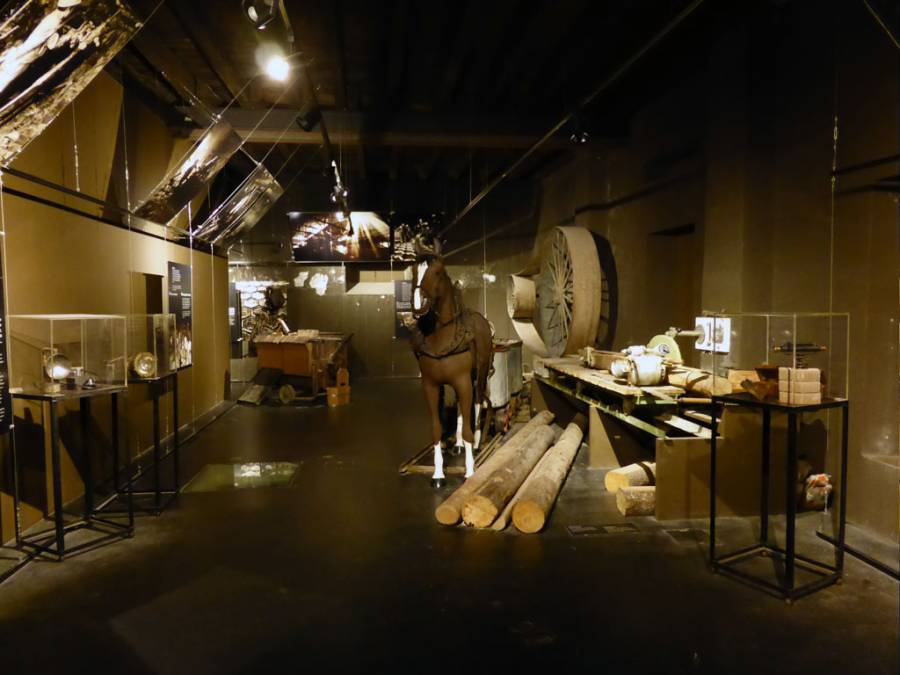 Nach dem Dessert ging's los mit der Führung durchs Museum. Nach dem Dessert ging's los mit der Führung durchs Museum.