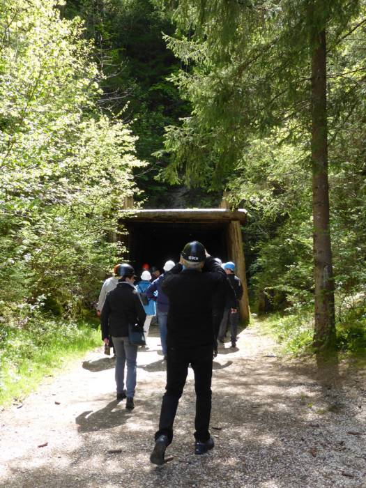 ... ging es in die 1986 stillgelegte Asphaltmine. ... ging es in die 1986 stillgelegte Asphaltmine.