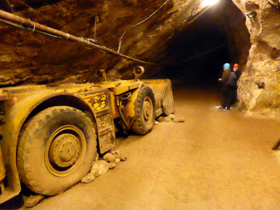 In der Mine gab es ausgediente Fahrzeuge zu betrachten. In der Mine gab es ausgediente Fahrzeuge zu betrachten.