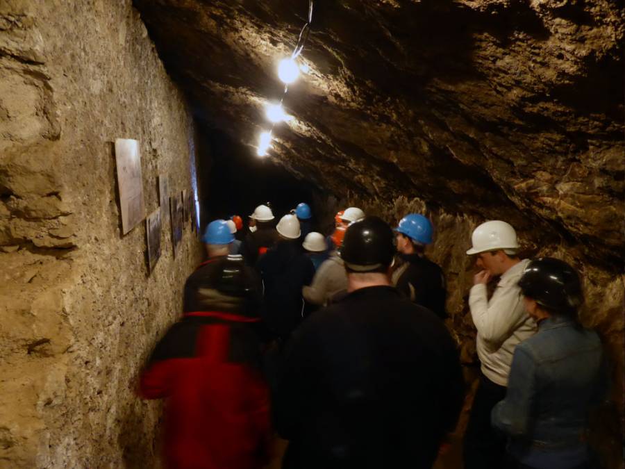 Die typisch schrägen Stollen in der konstant 8° kühlen Asphaltmine. Die typisch schrägen Stollen in der konstant 8° kühlen Asphaltmine.