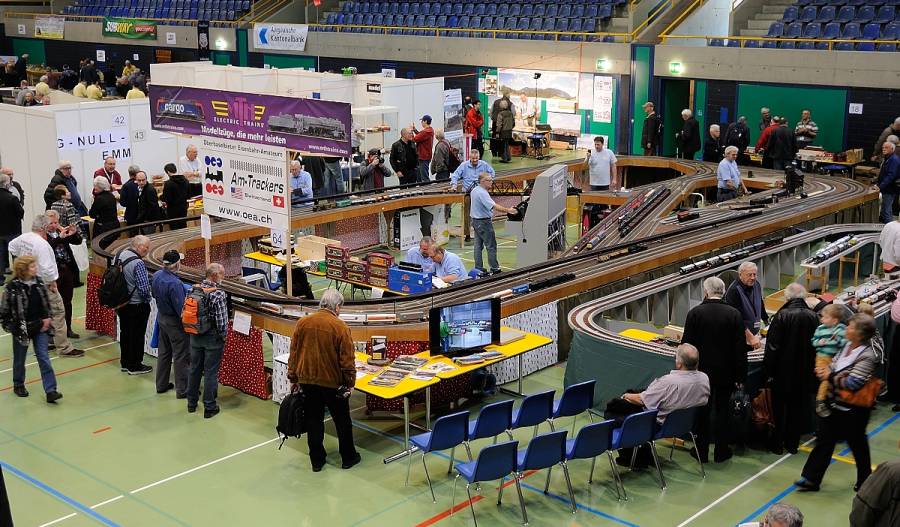 Die Spur 0 Modulanlage der Am-Trackers. Vorne ist die Info-Ecke, wo auch noch... Die Spur 0 Modulanlage der Am-Trackers. Vorne ist die Info-Ecke, wo auch noch...