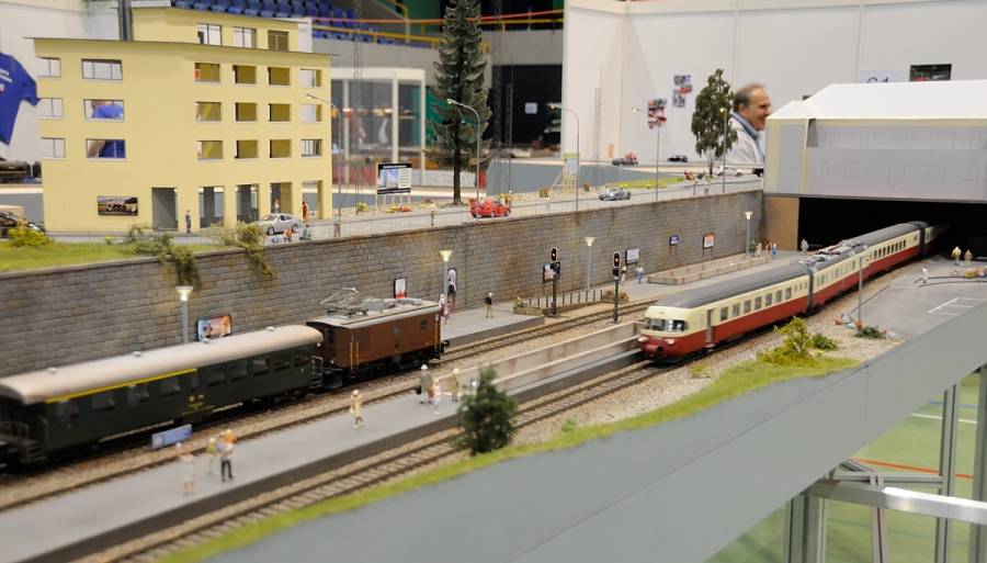 Auf der Anlage der Reppischtaler Eisenbahn Amateure kreuzt der RAe TEE... Auf der Anlage der Reppischtaler Eisenbahn Amateure kreuzt der RAe TEE...