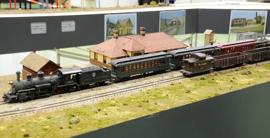 Die 3 Fuss Schmalspurzüge auf der Modulanlage der 0n3 Trainbuffs kreuzen sich in... Die 3 Fuss Schmalspurzüge auf der Modulanlage der 0n3 Trainbuffs kreuzen sich in...