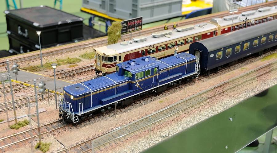 Auch Nippon Rail Swiss ist mit ihrer Anlage wieder dabei. Die Züge fahren auf
Gleisen mit einer Spurweite von 24 mm, was der Kapspur (1067 mm) im Massstab... Auch Nippon Rail Swiss ist mit ihrer Anlage wieder dabei. Die Züge fahren auf
Gleisen mit einer Spurweite von 24 mm, was der Kapspur (1067 mm) im Massstab...